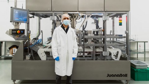 JuanaRoll machine with customer ready to pre roll and fill joints